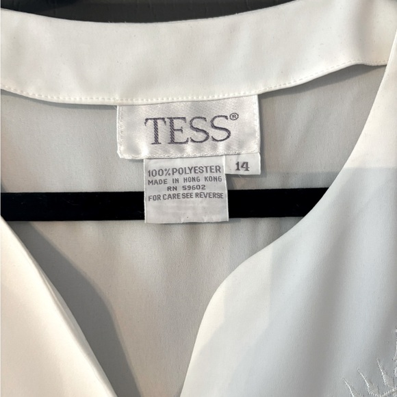 Vintage White Blouse with front Detailing and adorable white buttons ๐ - Picture 7 of 7